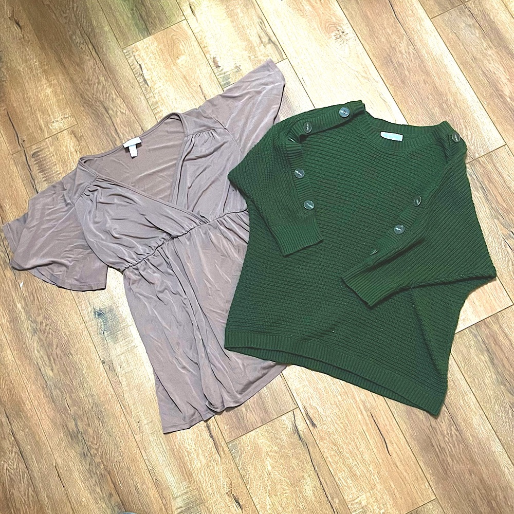 LOT OF 2 MATERNITY SHIRTS 💚🤍